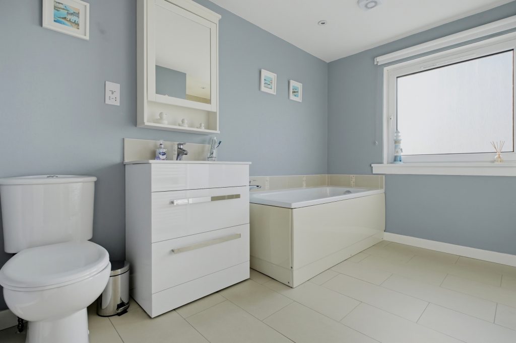 35_bathroom_001.jpg